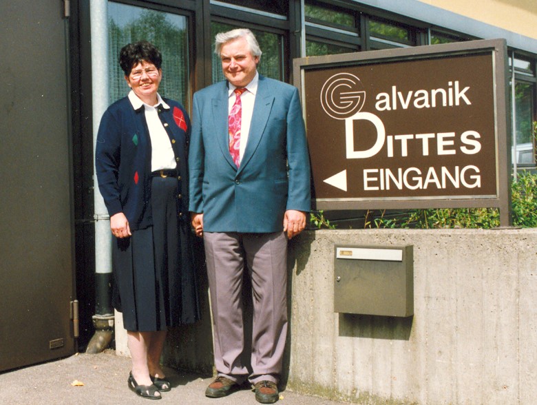 Kurt und Thea Dittes vor Galvanik ca. 1990