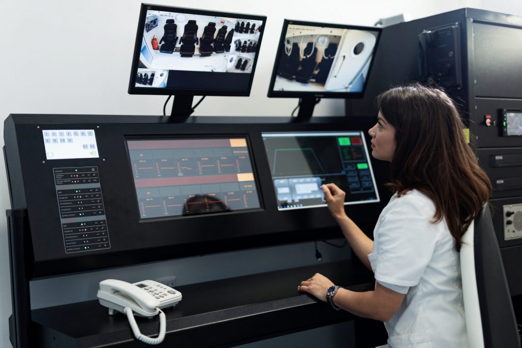 young-doctor-supervising-on-monitors-oxygen-therapy-procedure-in-hyperbaric-chamber